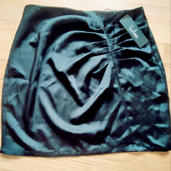 NWT Lulu's Black Satin Mini Skirt - Picture 3 of 6